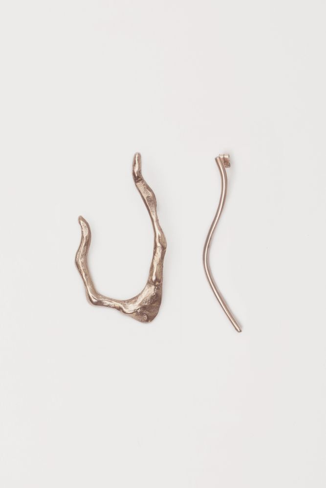 OUTLINES LONG EARRING RIGHT